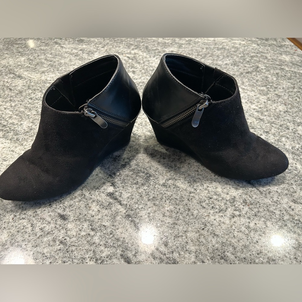 Women’s Chinese Laundry Wedge booties size 6